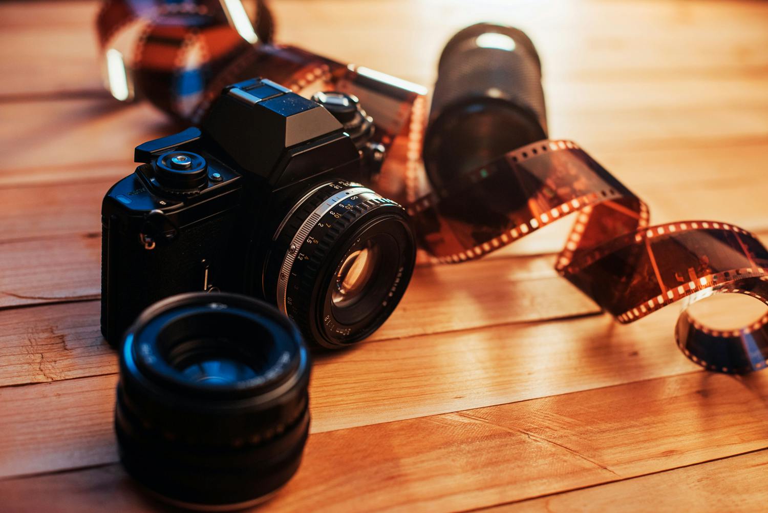 Analog kamera Bilderna tas på långa filmrullar.